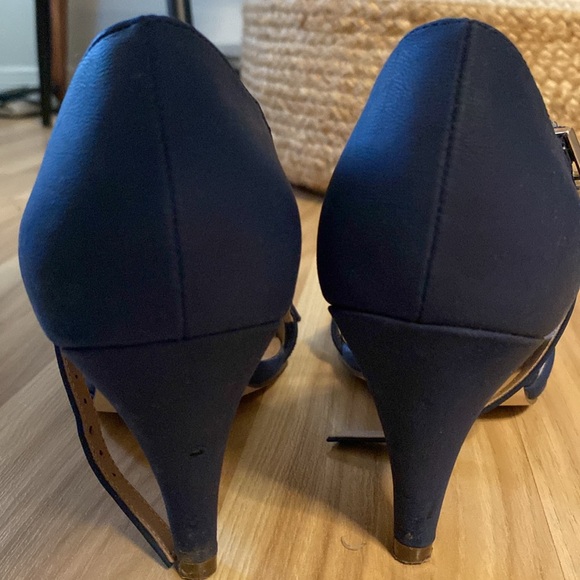 ✨Host Pick ✨Navy blue sling back kitten heels - Picture 3 of 5